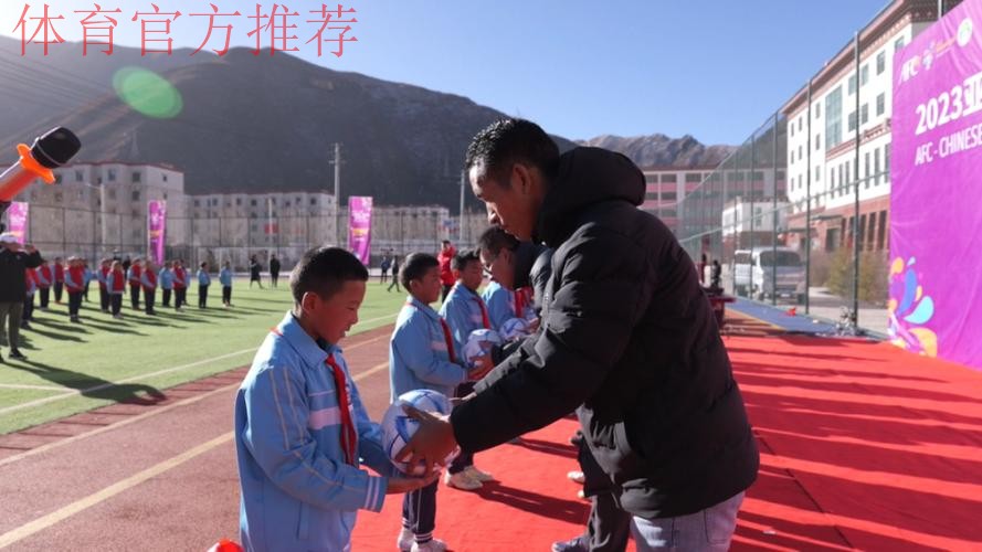 “梦想中国”中国足协社会责任活动走进玉树